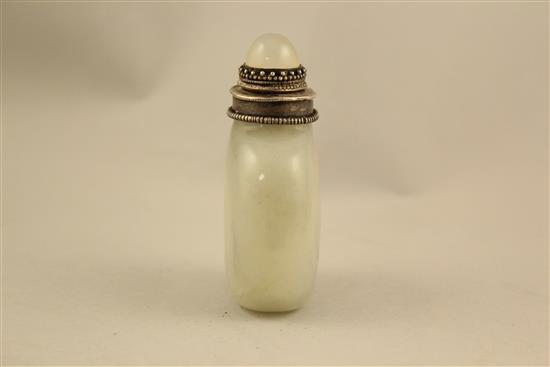 A Chinese white and grey jade pebble snuff bottle, 1800-1900, 6.1cm, white metal and agate top